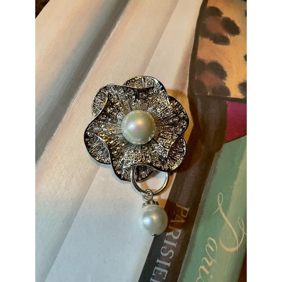 Small Bling Camelia Brooch with Pearl - Picture 6 of 8